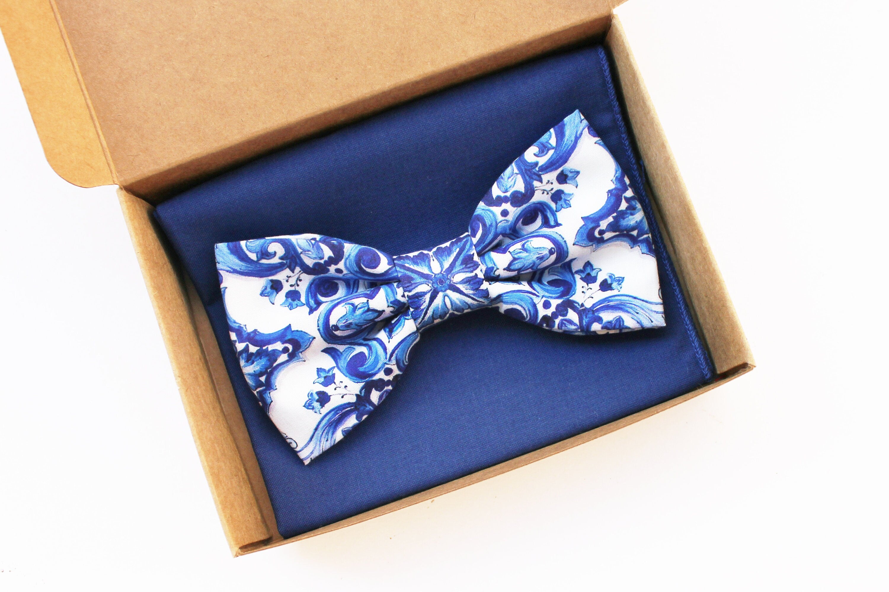 Farfallino maiolica blu e pochette blu in cotone,papillon sposo,idea regalo da uomo ragazzo,accessori per lui,cerimonia uomo estate