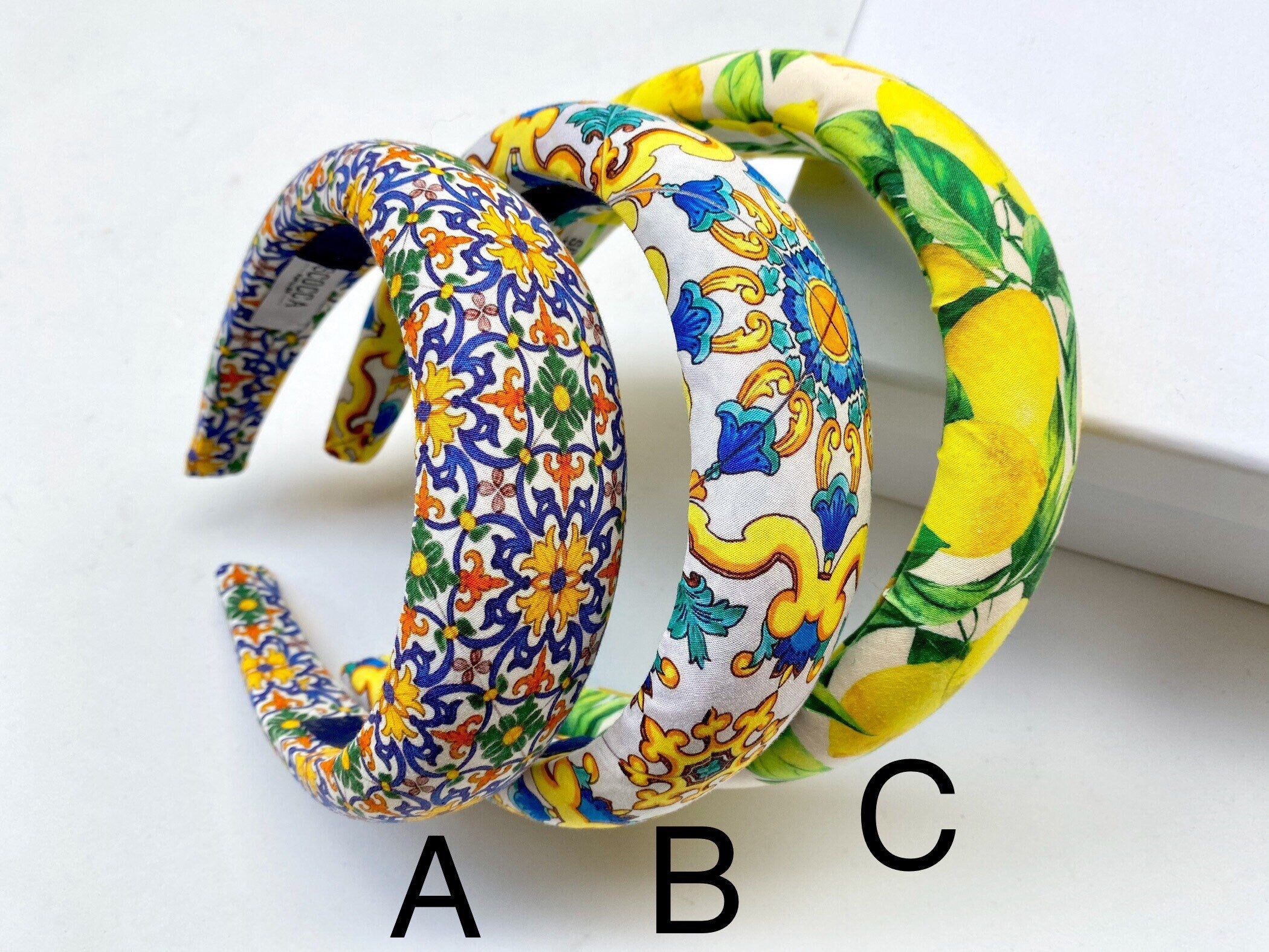 Cerchietto imbottito per donna, tessuto maiolica e limoni in stile siciliano. Cerchietto per capelli modello bombato, tessuto personalizzato