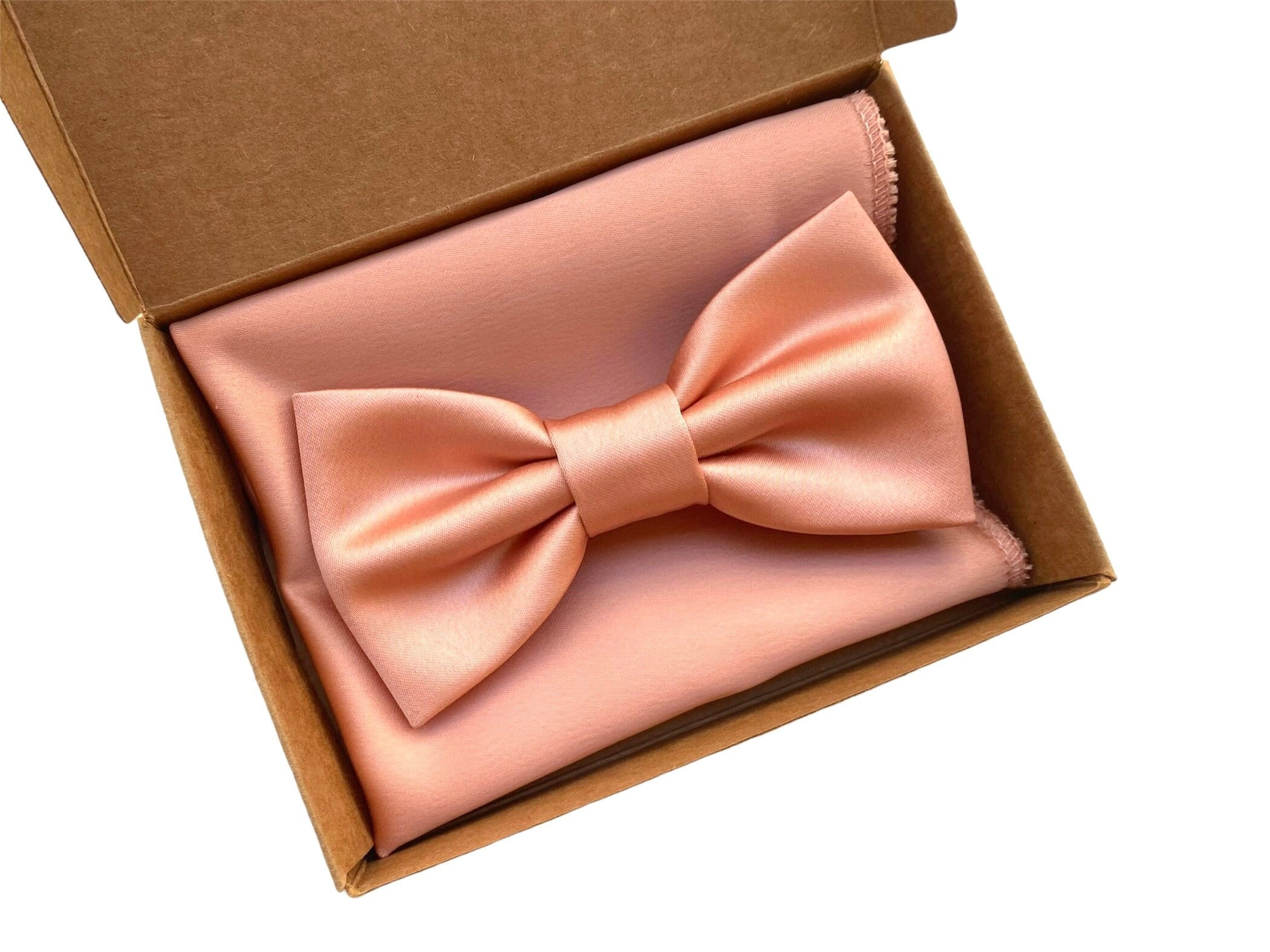 Peach Fuzz Pantone 2024 Papillon e pochette, cerimonia sposo 2024,uomo elegante, regalo per lui, papillon pesca, testimone di nozze 2024