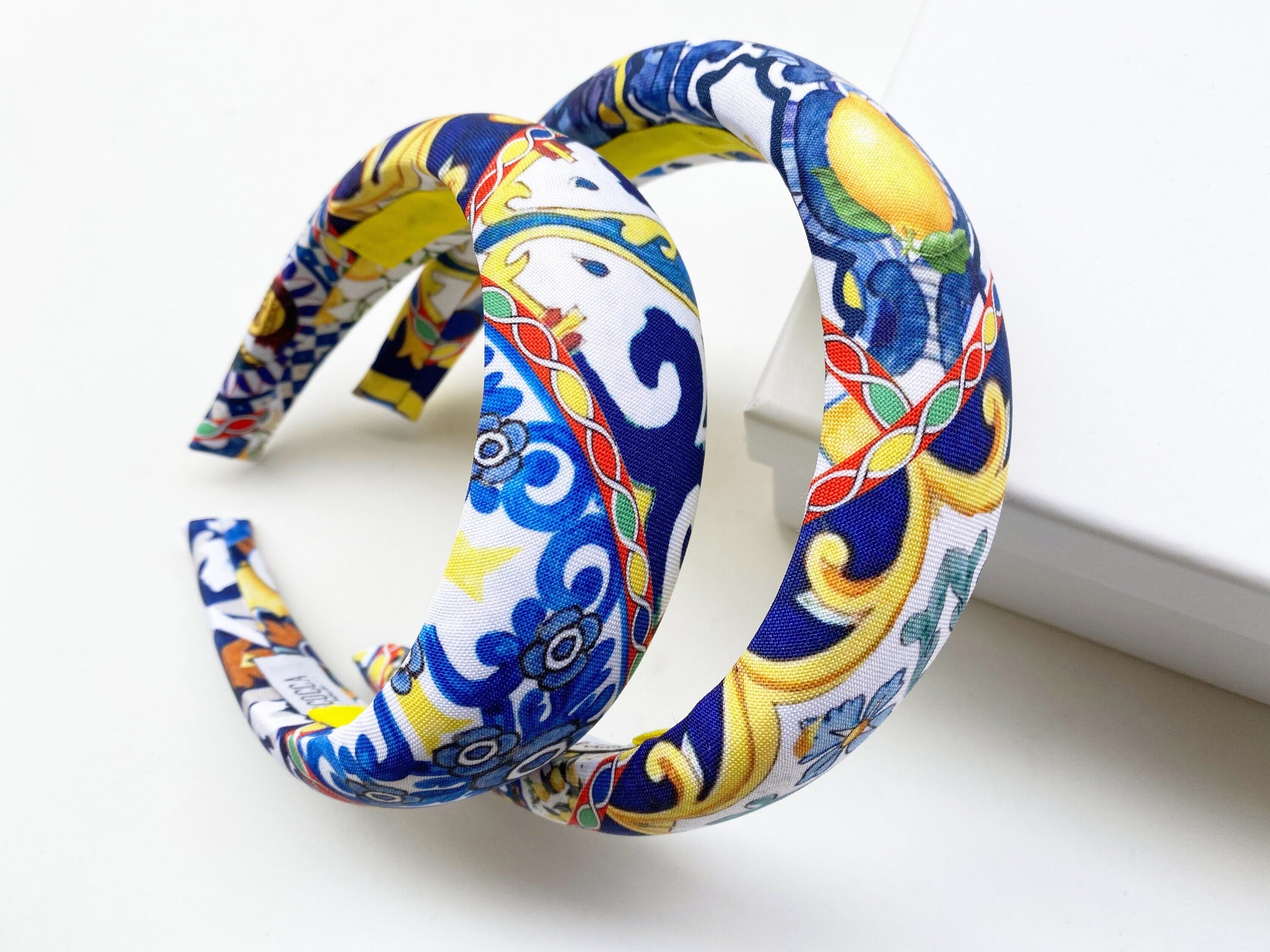 Cerchietto imbottito per donna, tessuto maiolica in stile siciliano. Cerchietto per capelli modello bombato, tessuto personalizzato