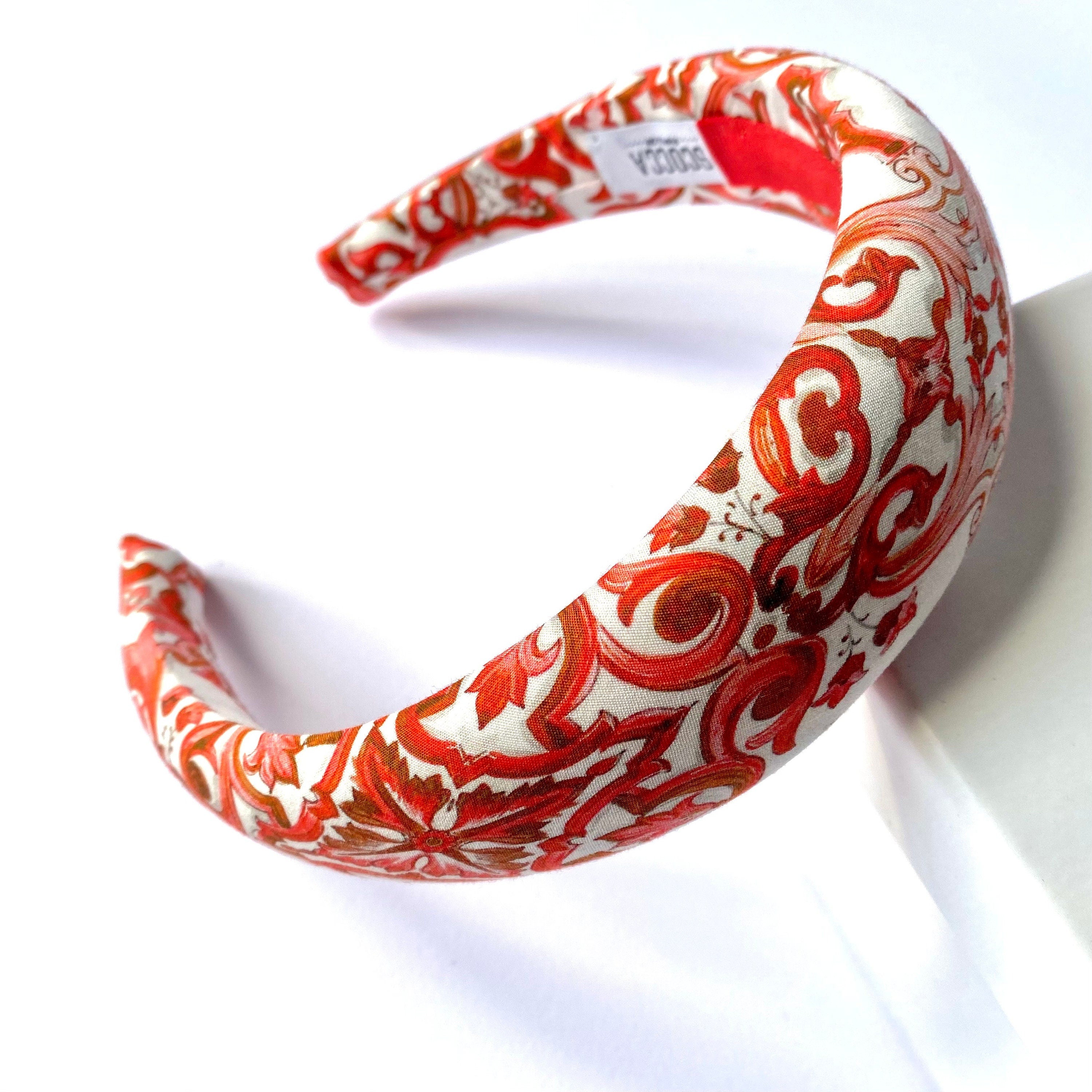Cerchietto imbottito per donna, tessuto maiolica rosso in stile siciliano. Cerchietto per capelli modello bombato, tessuto personalizzato