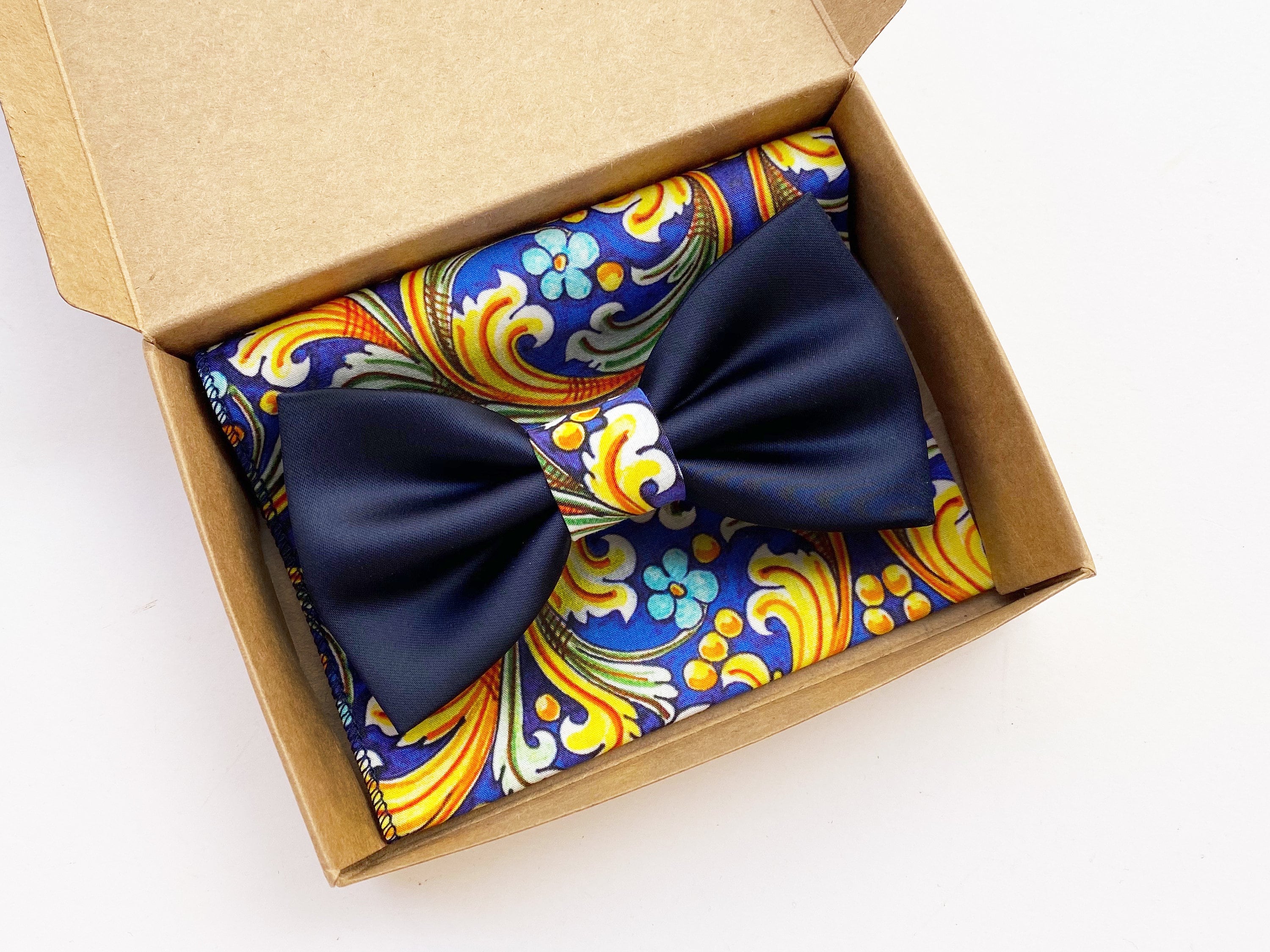 Papillon blu notte con nodo pattern maiolica siciliana e fazzoletto. Papillon e pochette per uomo, regalo per uomo accessori stile Siciliano