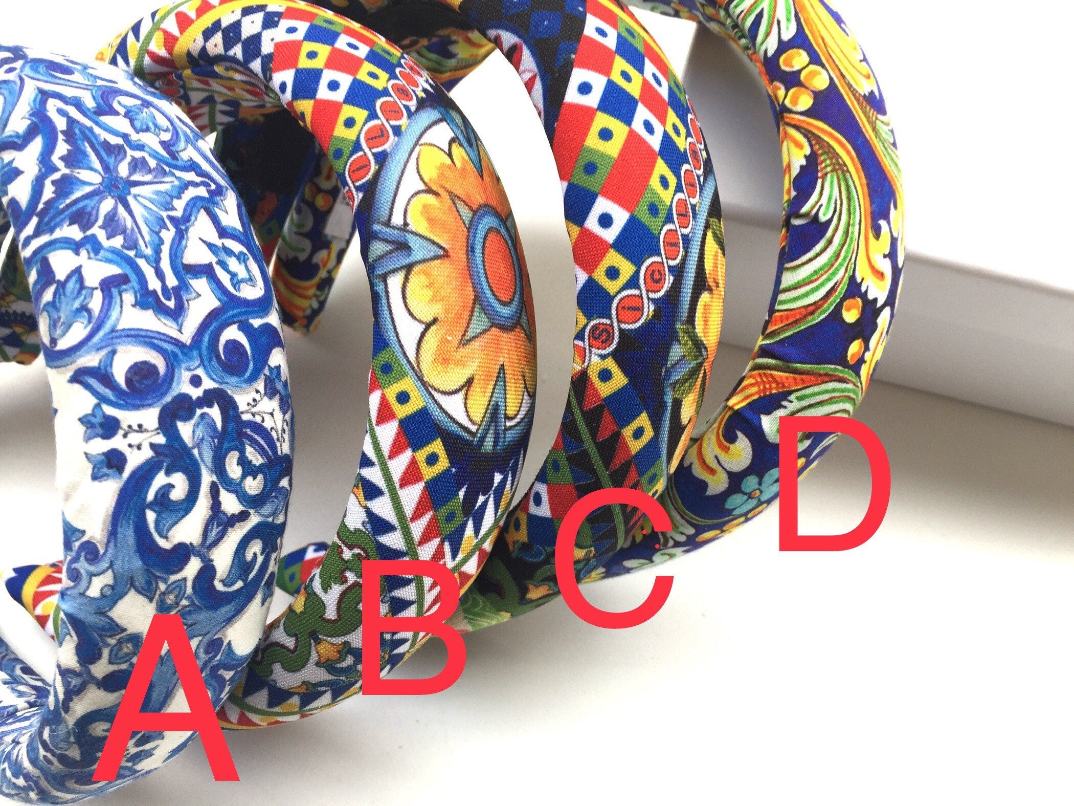 Cerchietto imbottito per donna, tessuto maiolica in stile siciliano. Cerchietto per capelli modello bombato, tessuto personalizzato