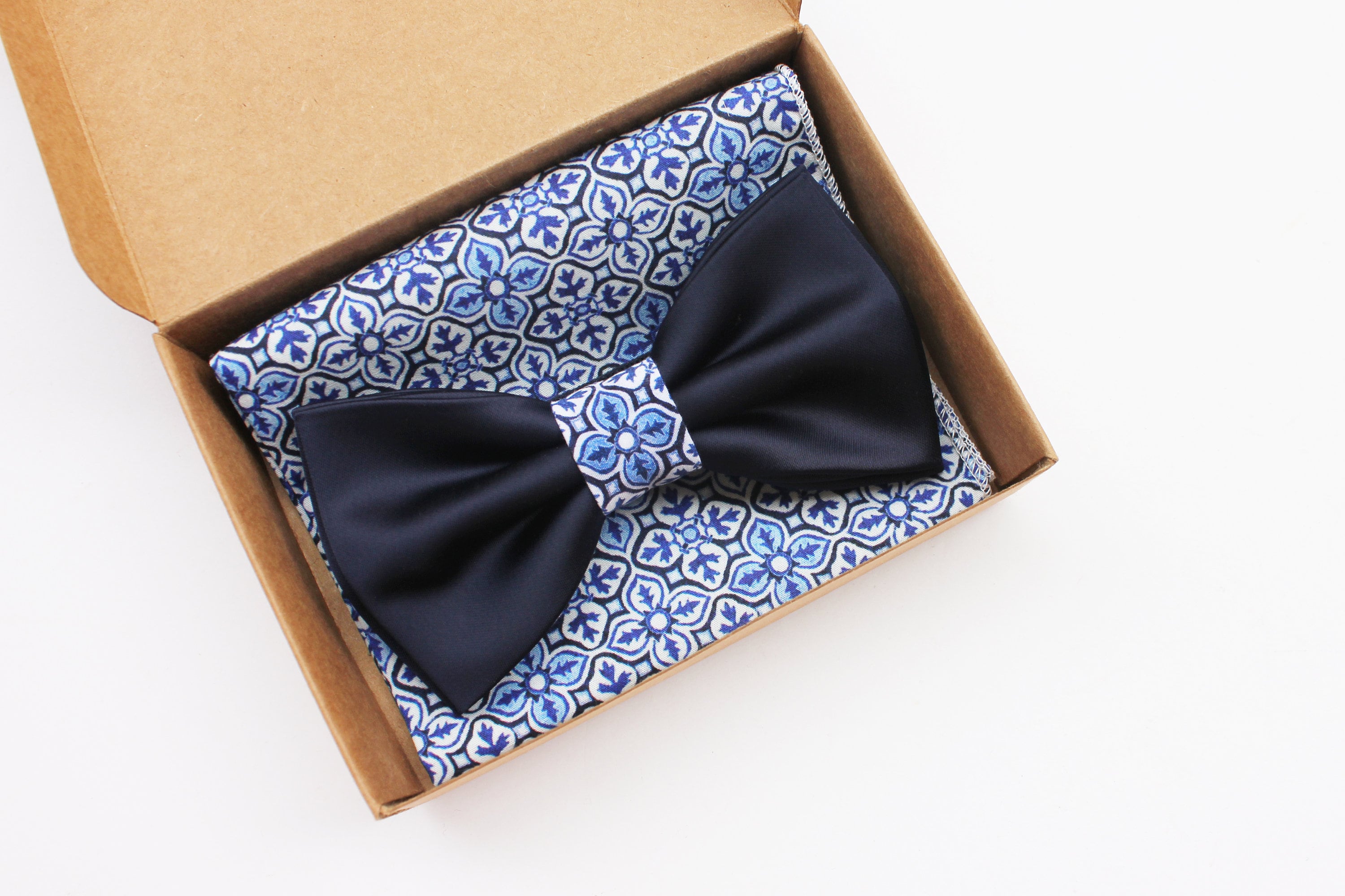 Papillon blu e maiolica per uomo,Pochette maiolica e papillon motivo floreale,matrimonio stile siciliano,matrimonio ischia capri,tema marino