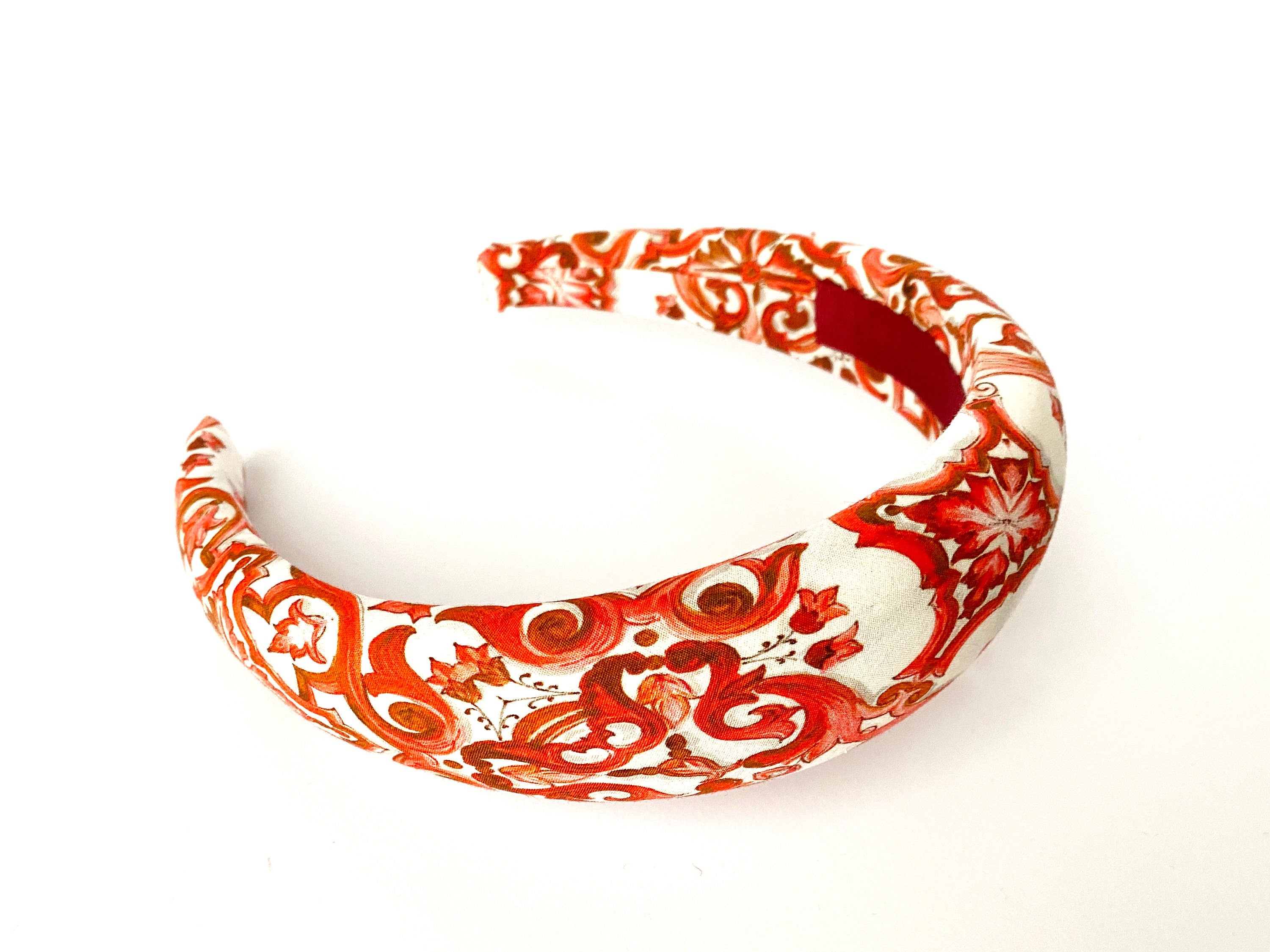 Cerchietto imbottito per donna, tessuto maiolica rosso in stile siciliano. Cerchietto per capelli modello bombato, tessuto personalizzato