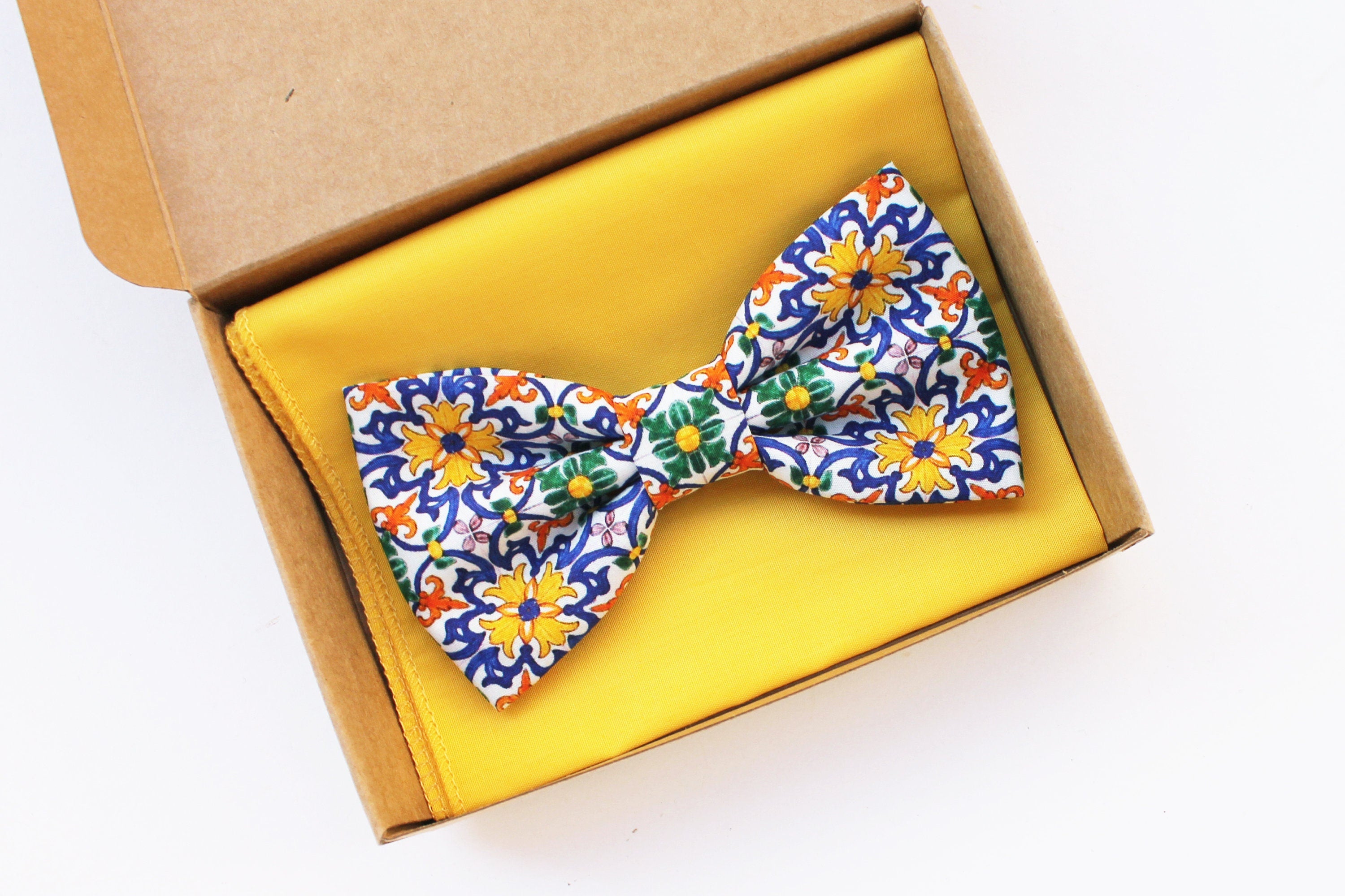 Papillon maiolica floreale multicolor e fazzoletto giallo. Papillon e pochette coordinato per uomo,regalo da uomo accessori stile Siciliano