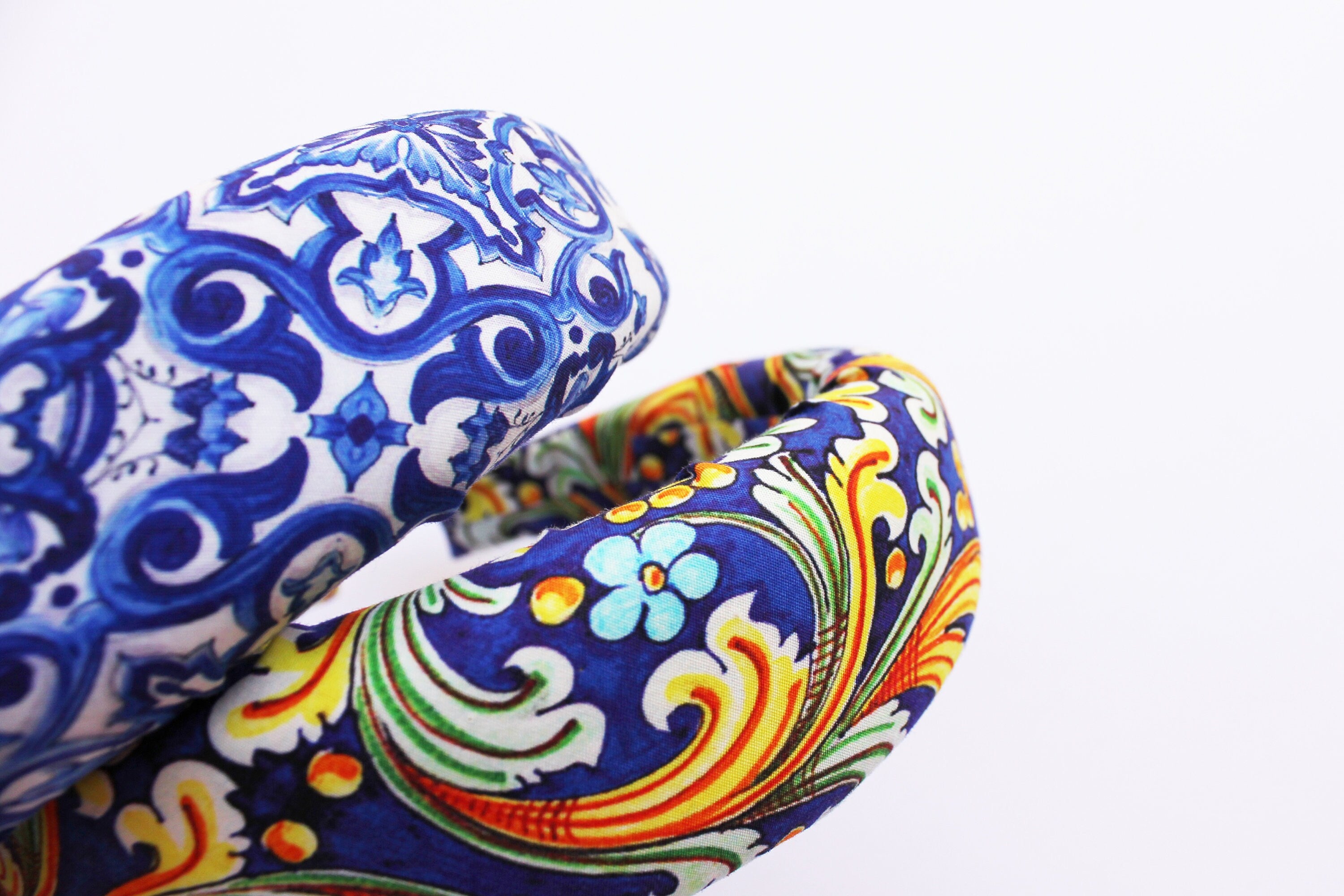 Cerchietto imbottito per donna, tessuto maiolica in stile siciliano. Cerchietto per capelli modello bombato, tessuto personalizzato