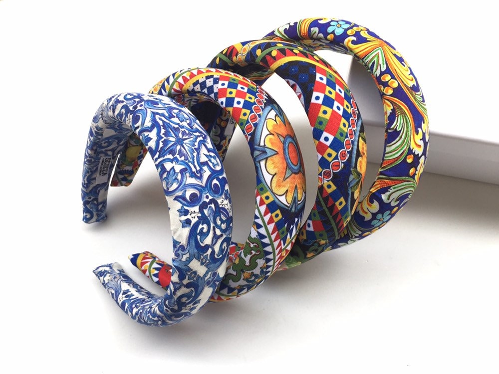 Cerchietto imbottito per donna, tessuto maiolica in stile siciliano. Cerchietto per capelli modello bombato, tessuto personalizzato