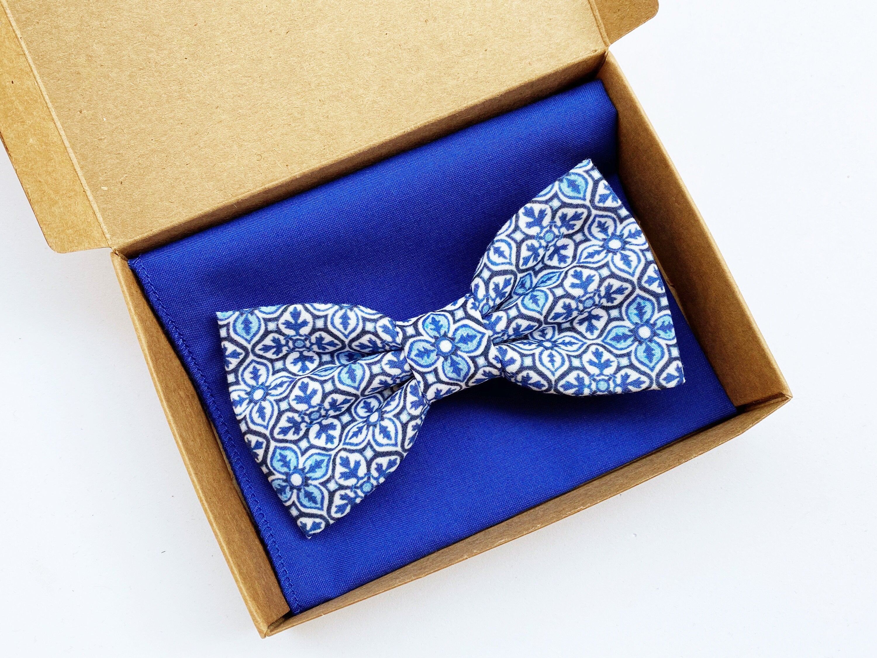 Papillon maiolica blu per uomo,Pochette blu reale e papillon motivo floreale,matrimonio stile siciliano,matrimonio ischia capri,tema marino