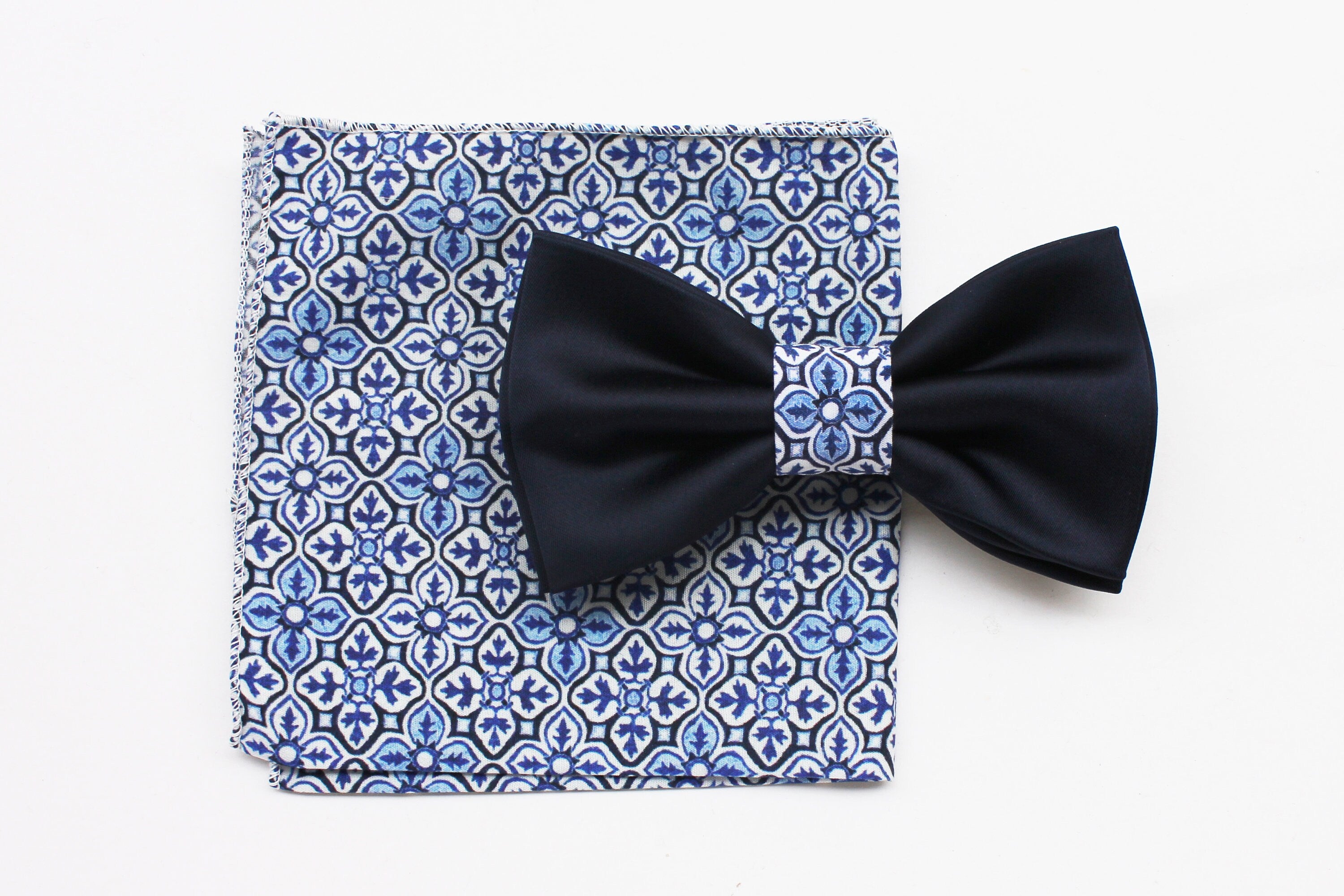 Papillon blu e maiolica per uomo,Pochette maiolica e papillon motivo floreale,matrimonio stile siciliano,matrimonio ischia capri,tema marino