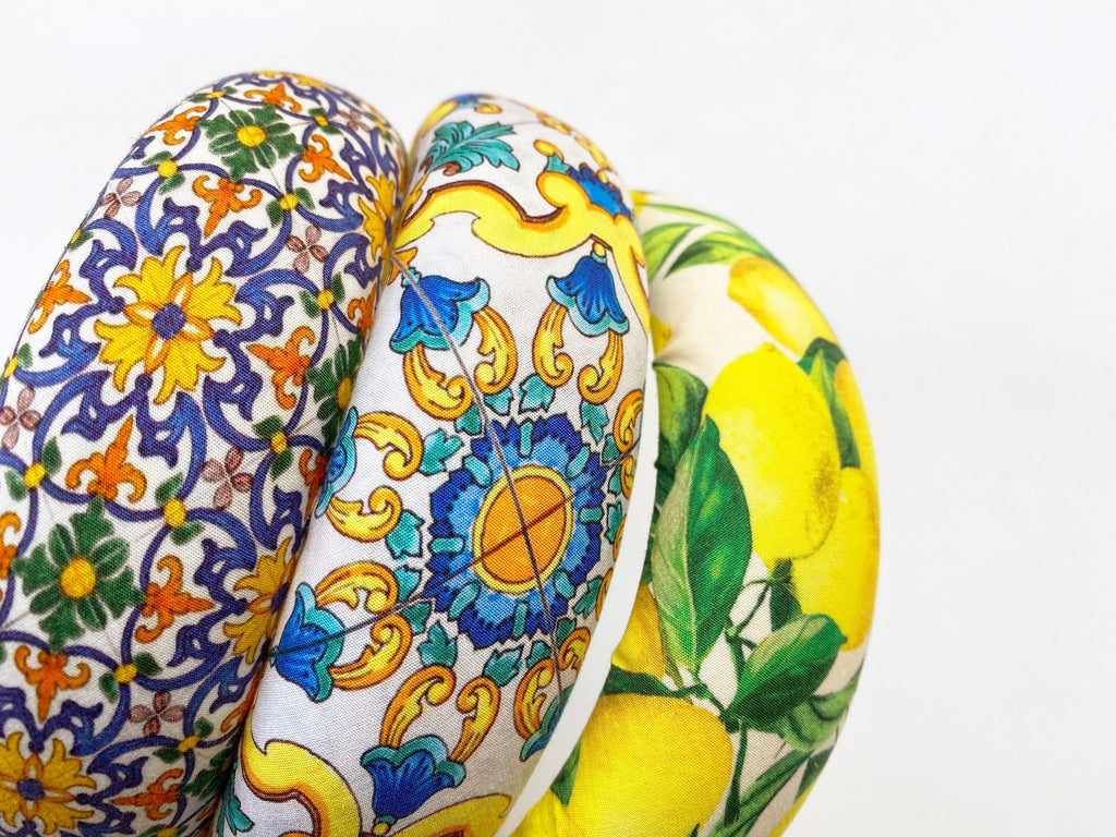 Cerchietto imbottito per donna, tessuto maiolica e limoni in stile siciliano. Cerchietto per capelli modello bombato, tessuto personalizzato