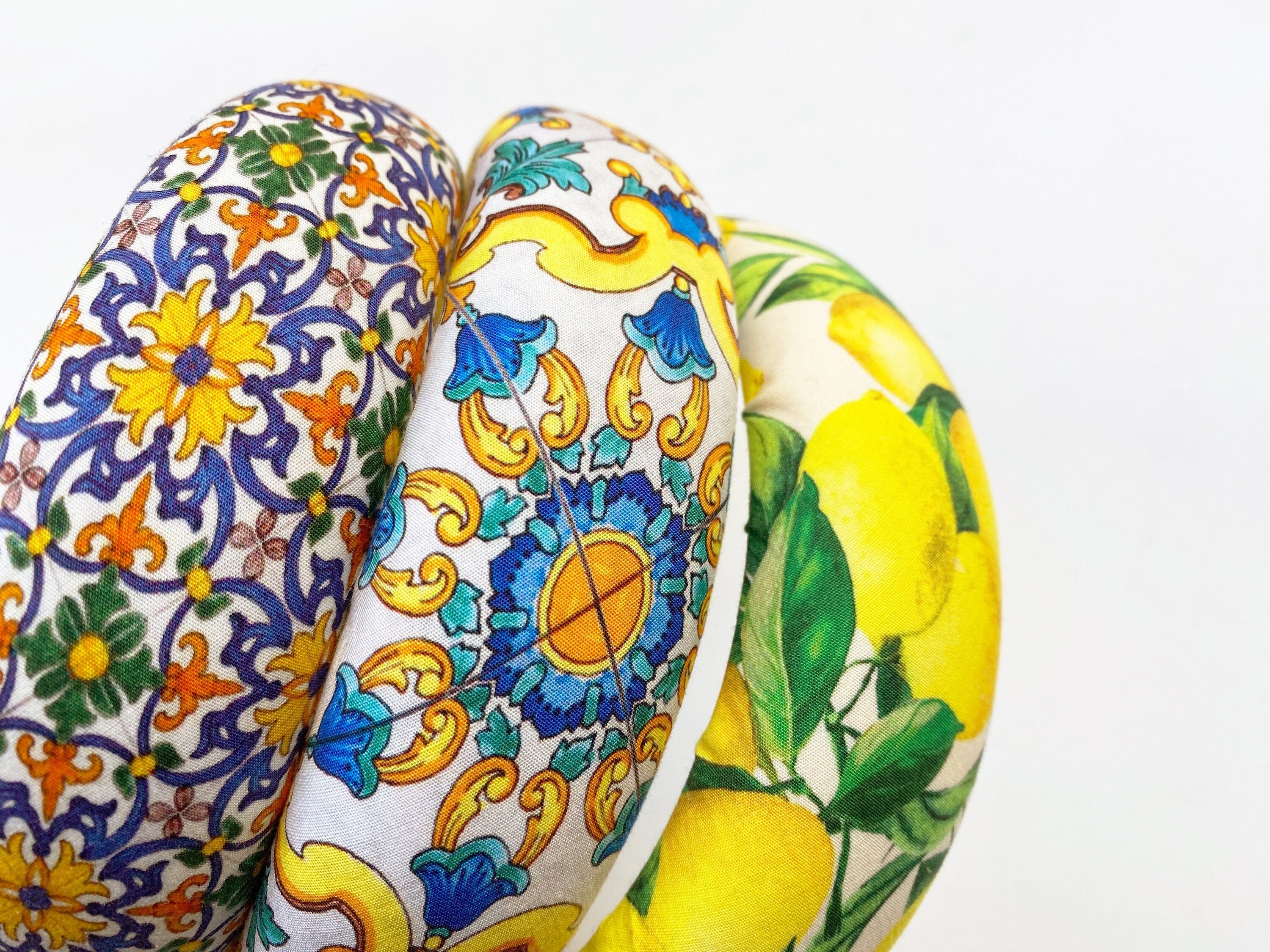 Cerchietto imbottito per donna, tessuto maiolica e limoni in stile siciliano. Cerchietto per capelli modello bombato, tessuto personalizzato