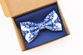 Noeud papillon en majolique bleue et pochette en coton bleu, noeud papillon marié, idée cadeau homme, accessoires pour lui, cérémonie été homme