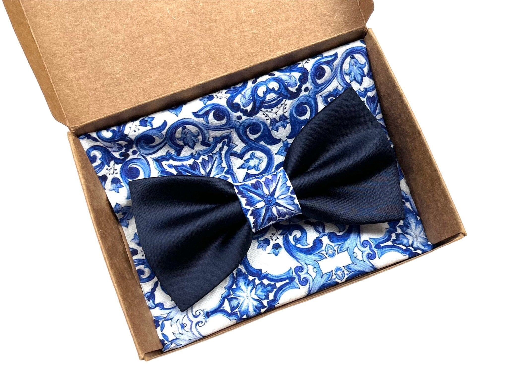 Maiolica papillon e pochette per uomo, papillon blu e maiolica florerale,matrimonio stile siciliano,matrimonio ischia capri italy,sposo 2025