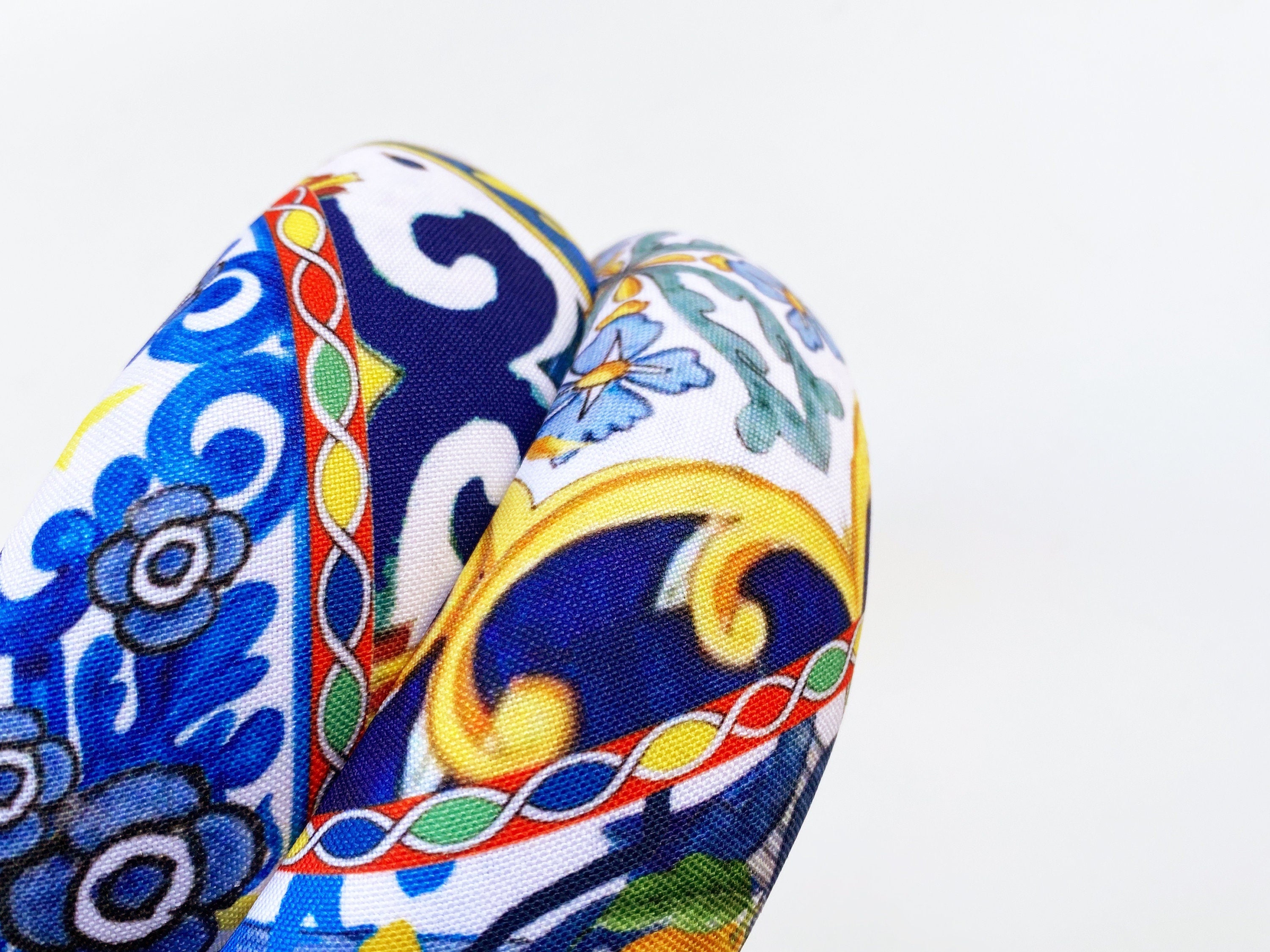 Cerchietto imbottito per donna, tessuto maiolica in stile siciliano. Cerchietto per capelli modello bombato, tessuto personalizzato