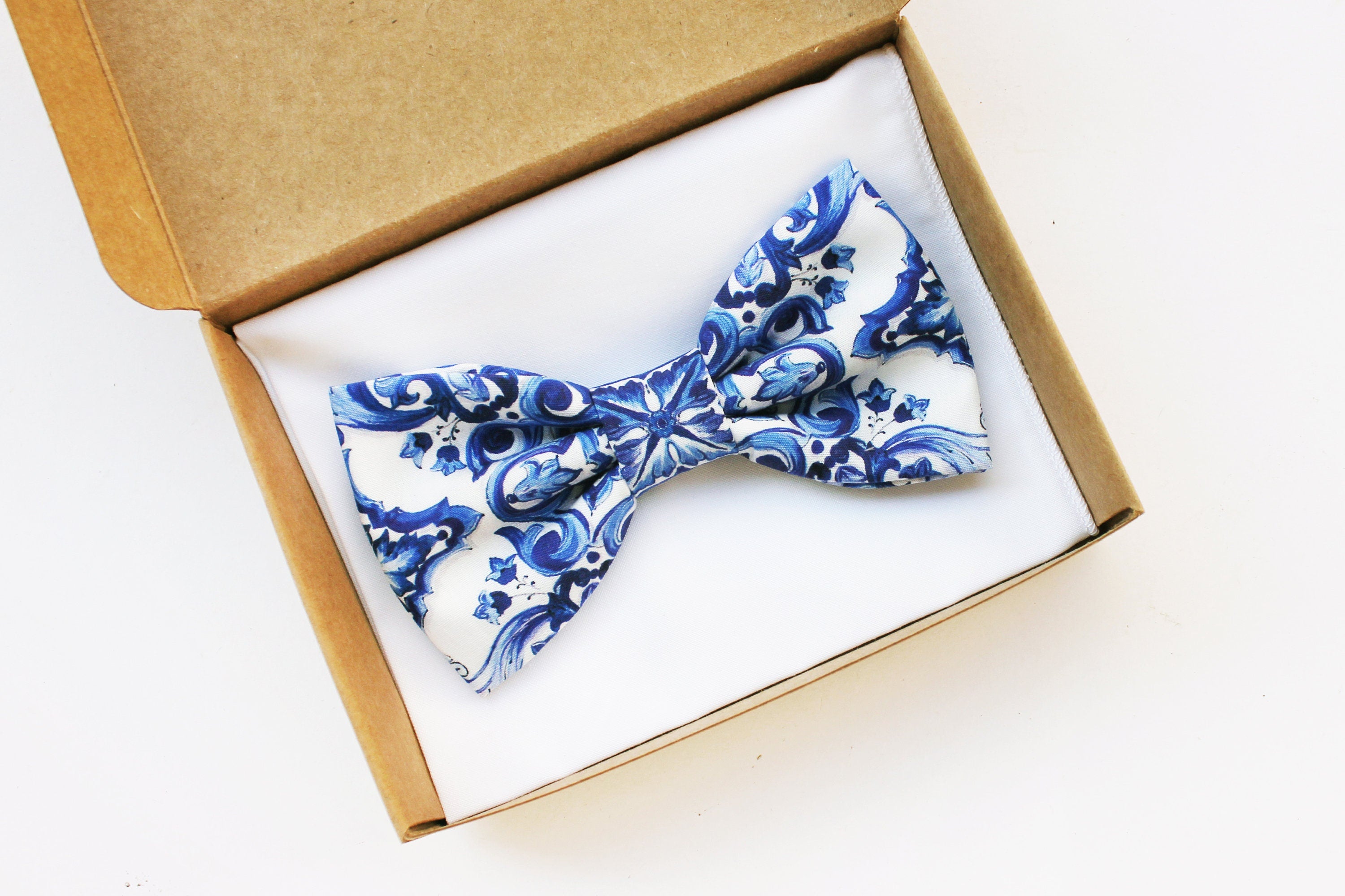 Farfallino maiolica blu e pochette blu in cotone,papillon sposo,idea regalo da uomo ragazzo,accessori per lui,cerimonia uomo estate