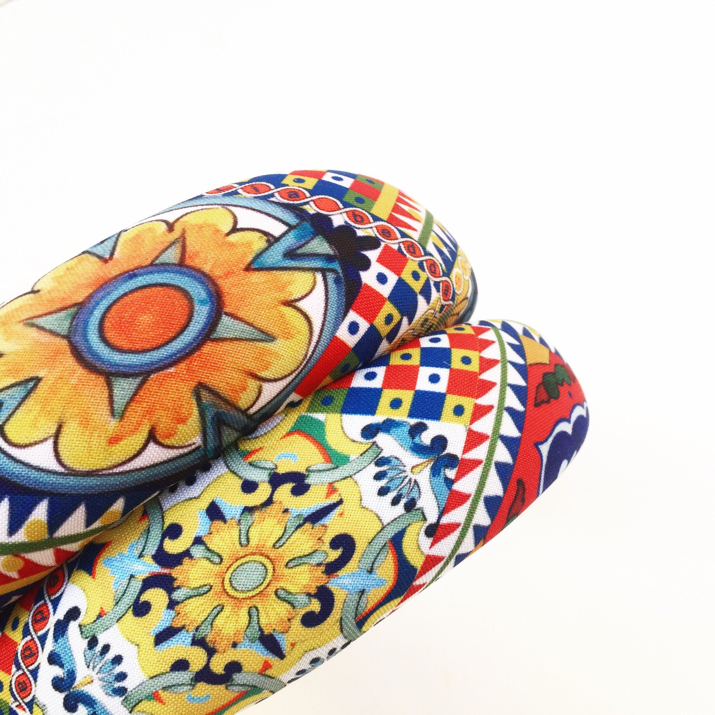 Cerchietto imbottito per donna, tessuto pattern folk in stile siciliano. Cerchietto per capelli modello bombato, tessuto personalizzato