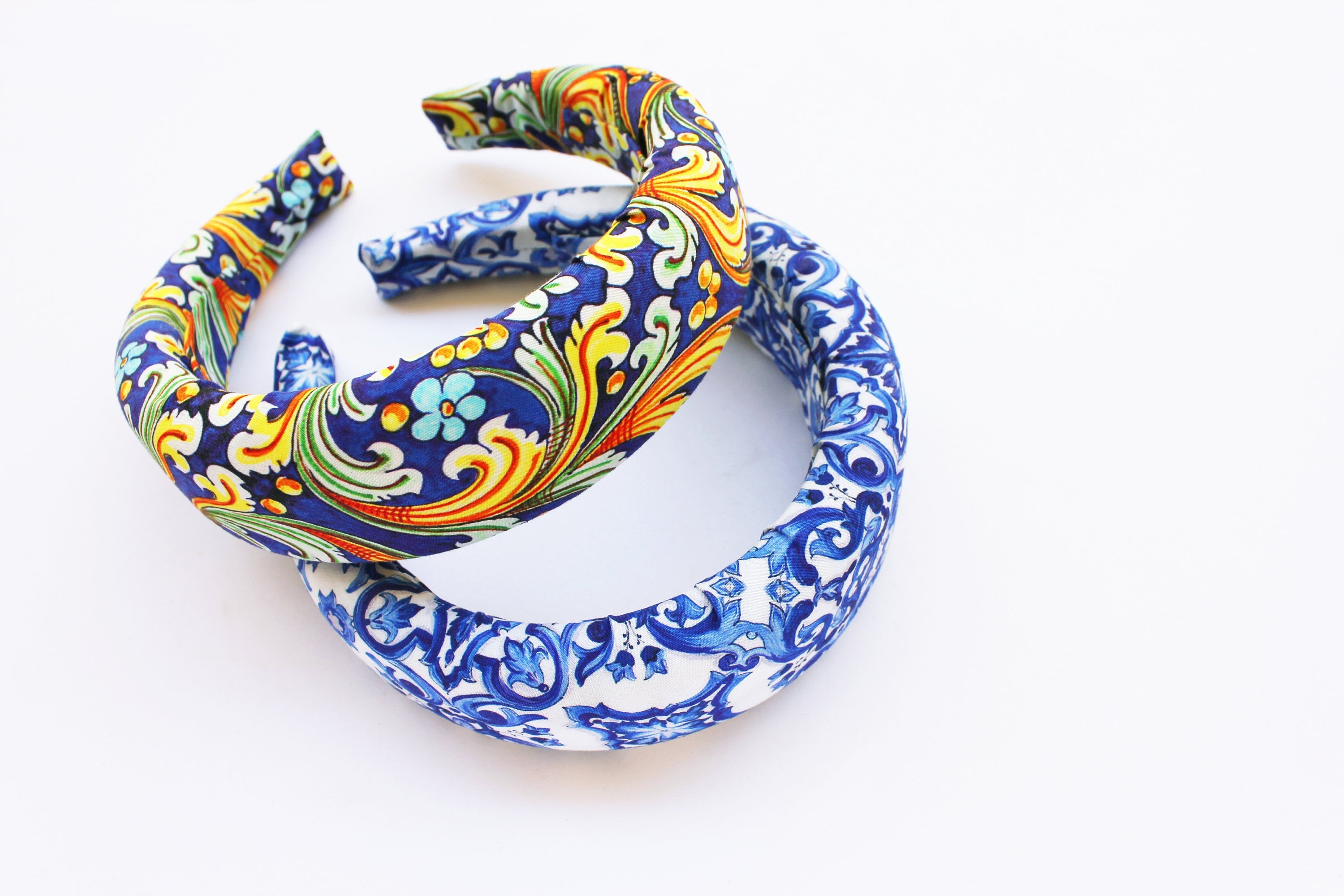 Cerchietto imbottito per donna, tessuto maiolica in stile siciliano. Cerchietto per capelli modello bombato, tessuto personalizzato